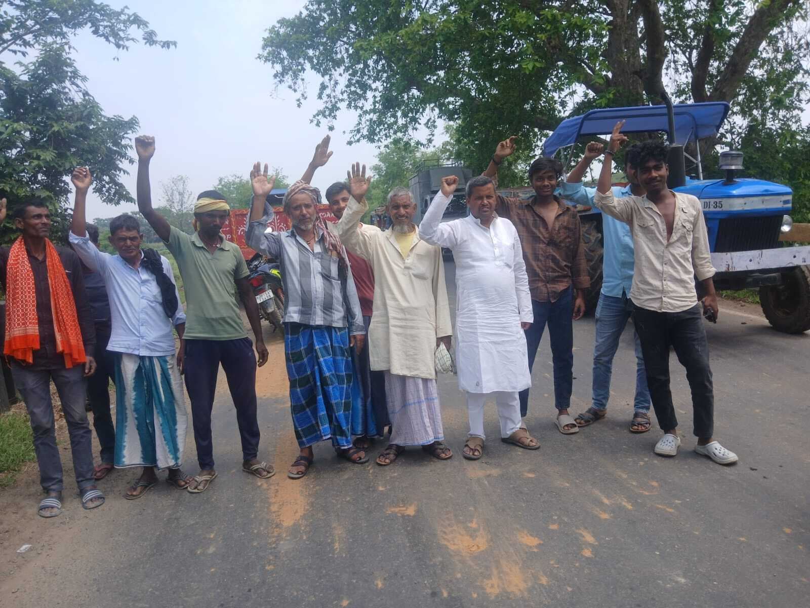BANKA, बैजनाथपुर पुल एप्रोच पथ डाउन रहने से चालकों को परेशानी,  प्रदर्शन