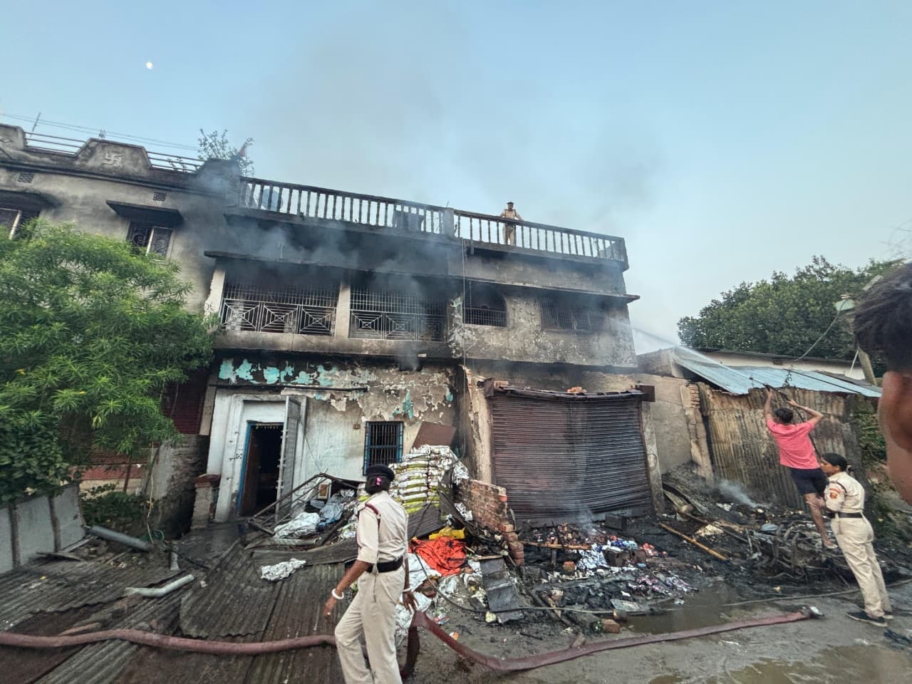 ARARIA, अररिया आरएस में किराना दुकान गौदाम में भीषण अगलगी, मालिक का घर जला