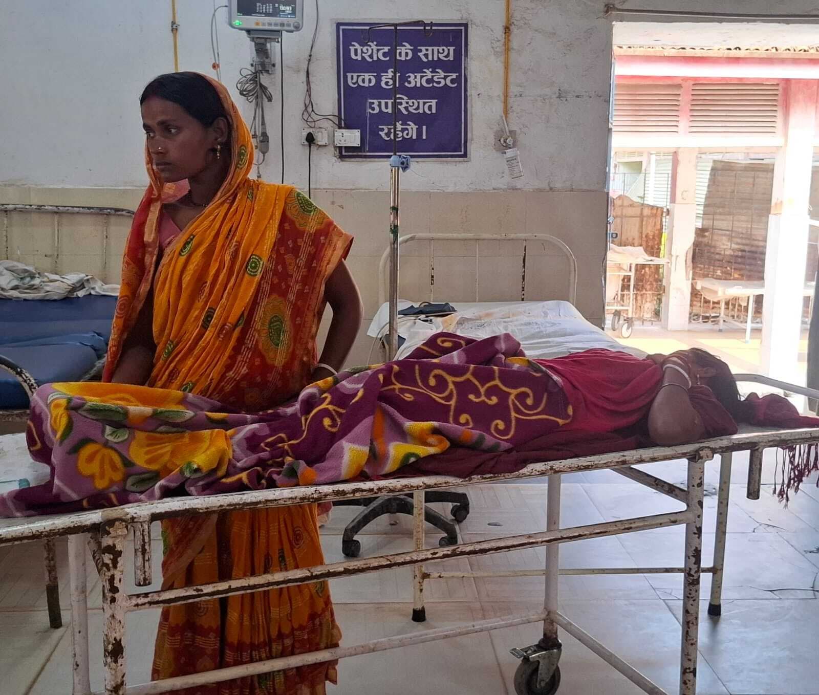 PURNIA, मोबाइल चार्ज करने के दौरान करंट से महिला बेहोश, भर्ती