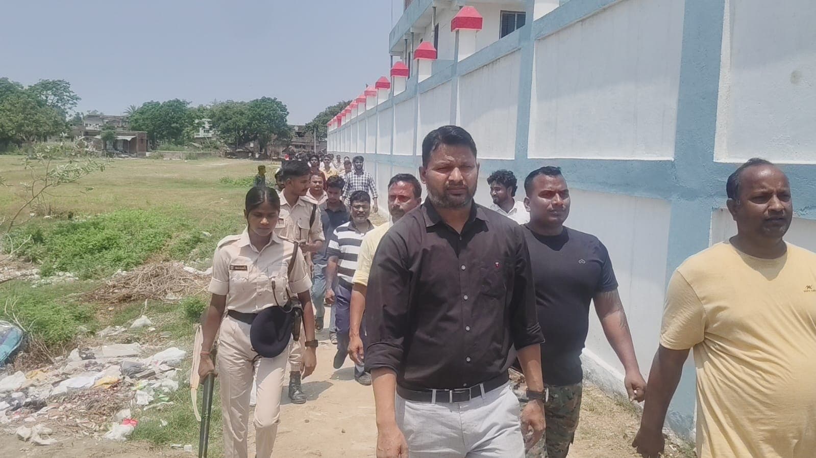 नर्सिंग कॉलेज की बाउंड्री को लेकर ग्रामीणों का हंगामा व आगजनी