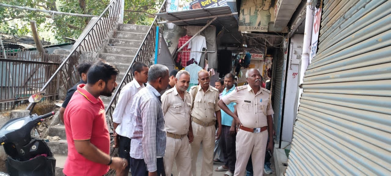 मोबाइल दुकान का शटर काट लाखों की चोरी
