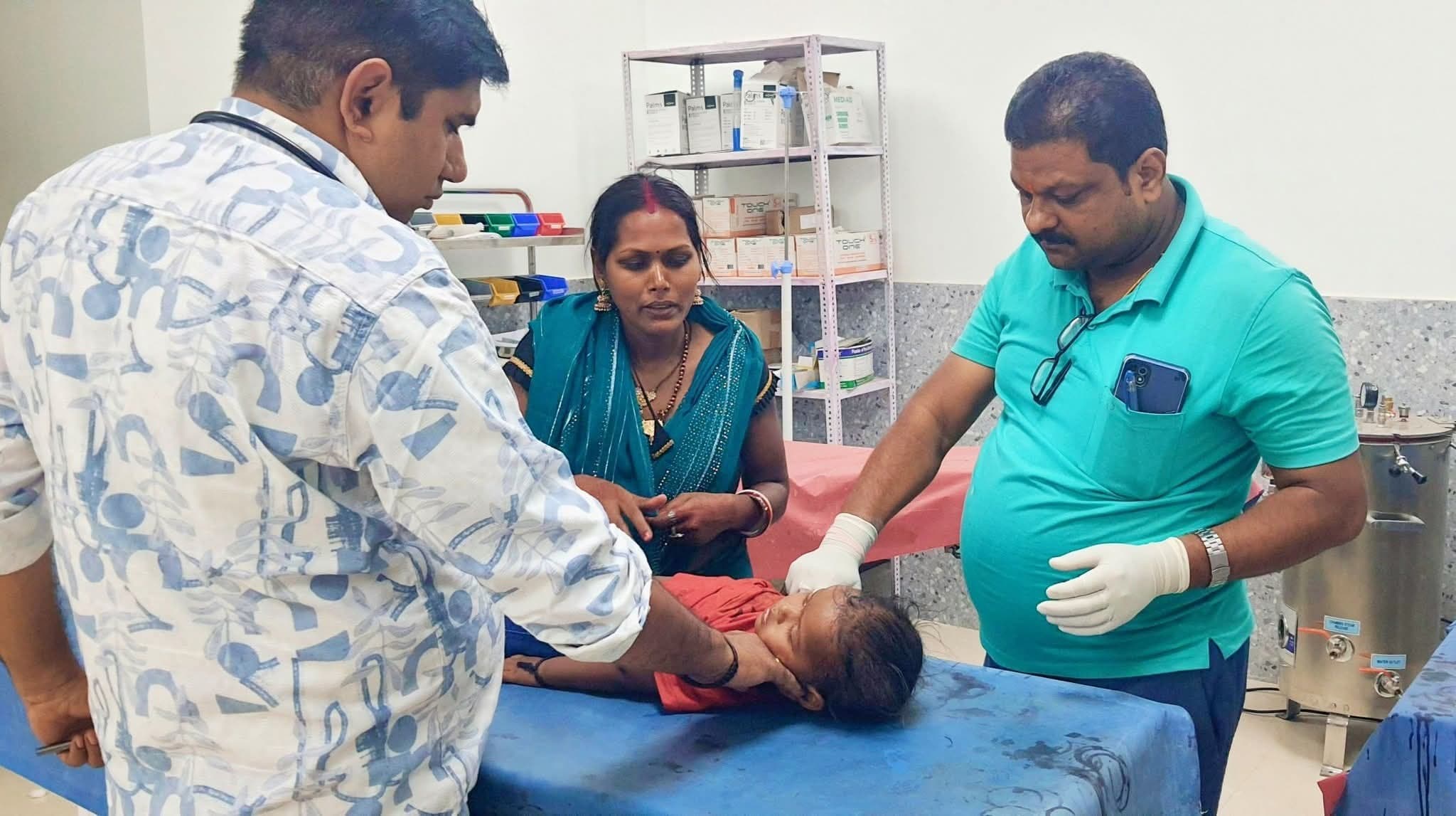Banka, मासूम तेज बुखार से तपकर बेहोश, भर्ती