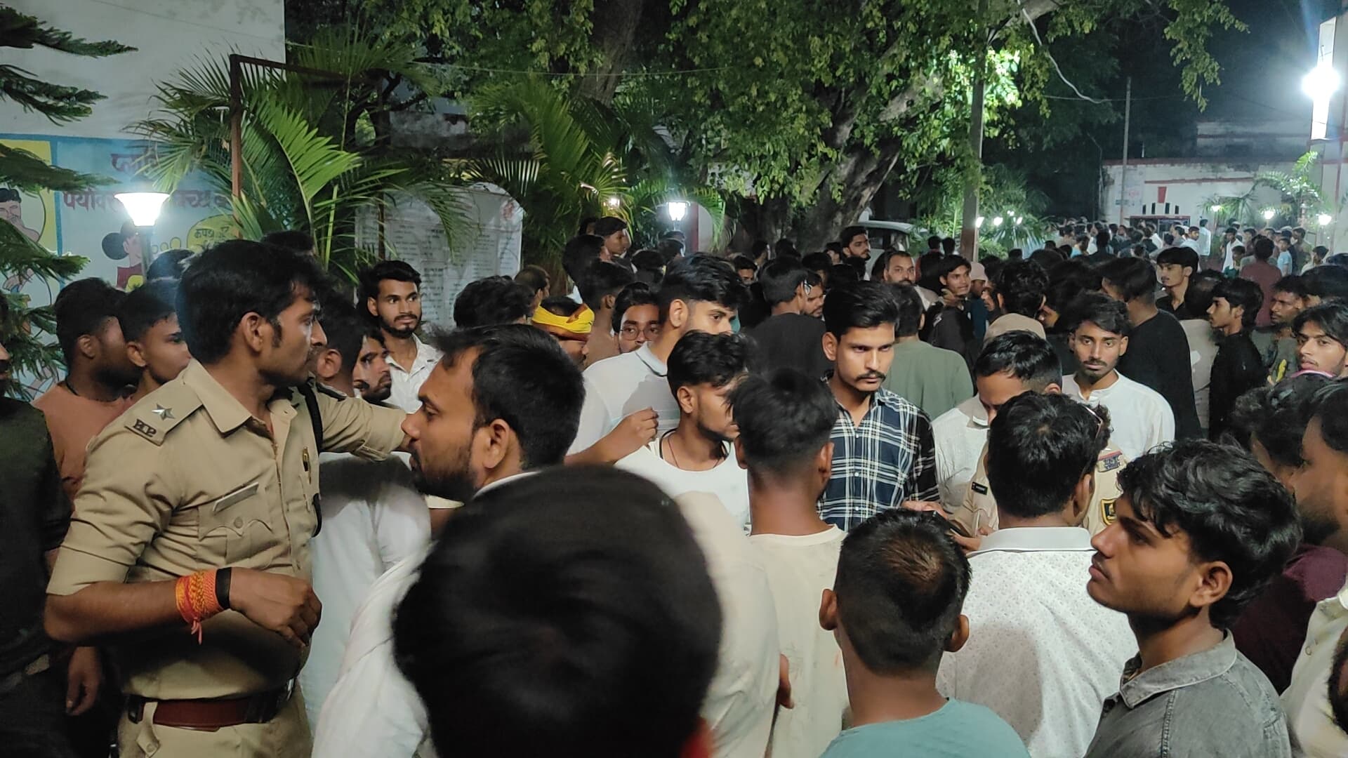 चेनारी-शिवसागर हाइवे पर बड़ा हादसा: गड्ढे में गिरी बाइक, एक की मौत, दो घायल