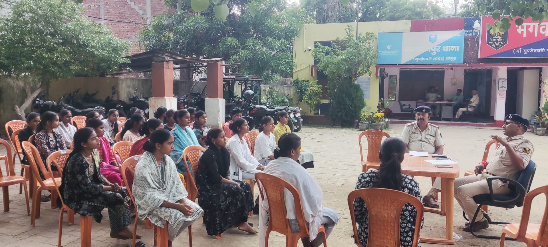 स्वयं की सुरक्षा को लेकर बच्चियों को थानेदार ने किया जागरूक