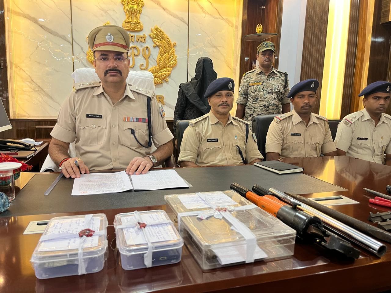 थार वाहन, देसी कट्टा व नकदी के साथ बंगाल का आरोपी गिरफ्तार