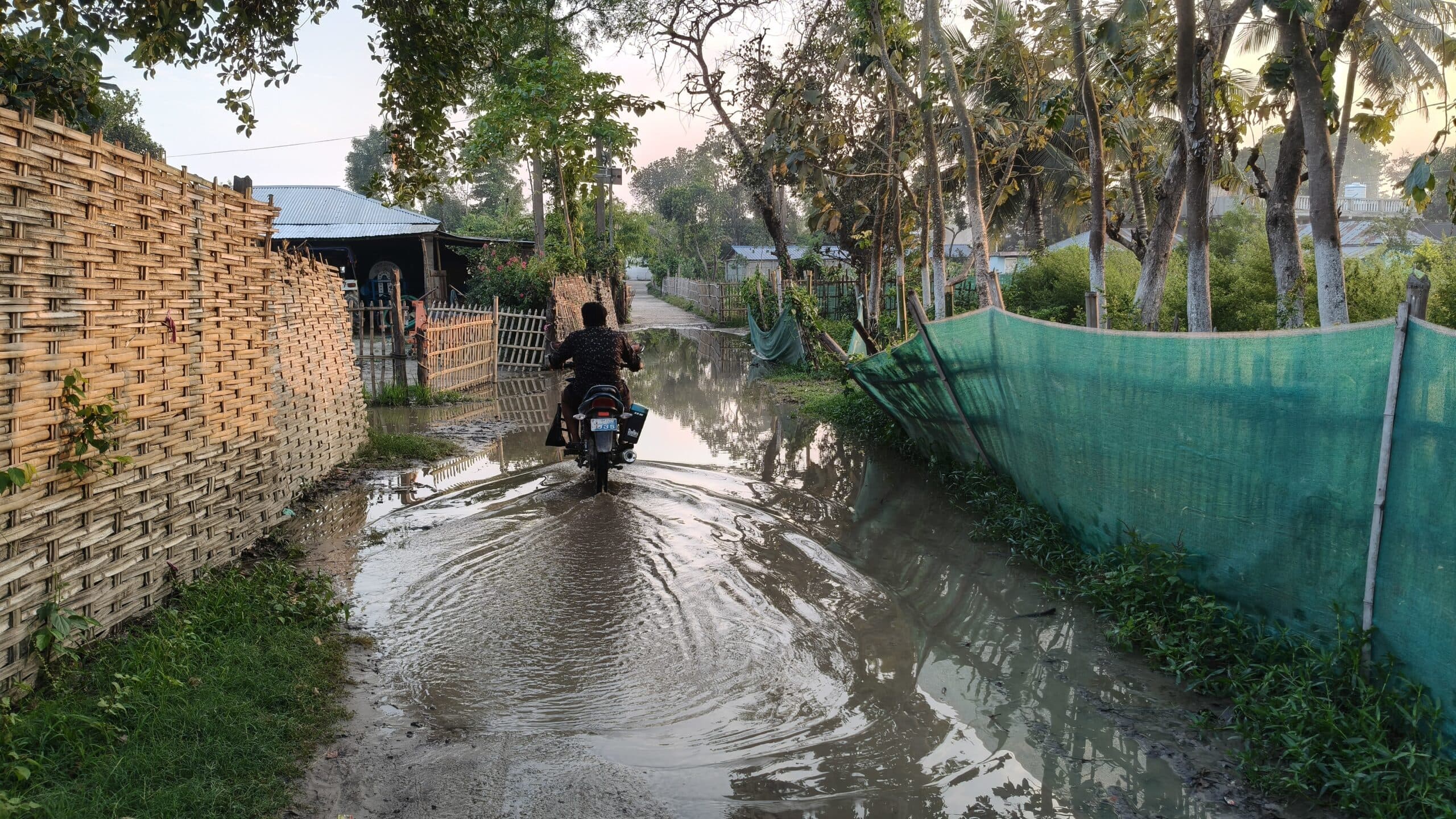 बिना मिट्टी वर्क के ही बना दी सड़क, जल निकासी व्यवस्था नहीं