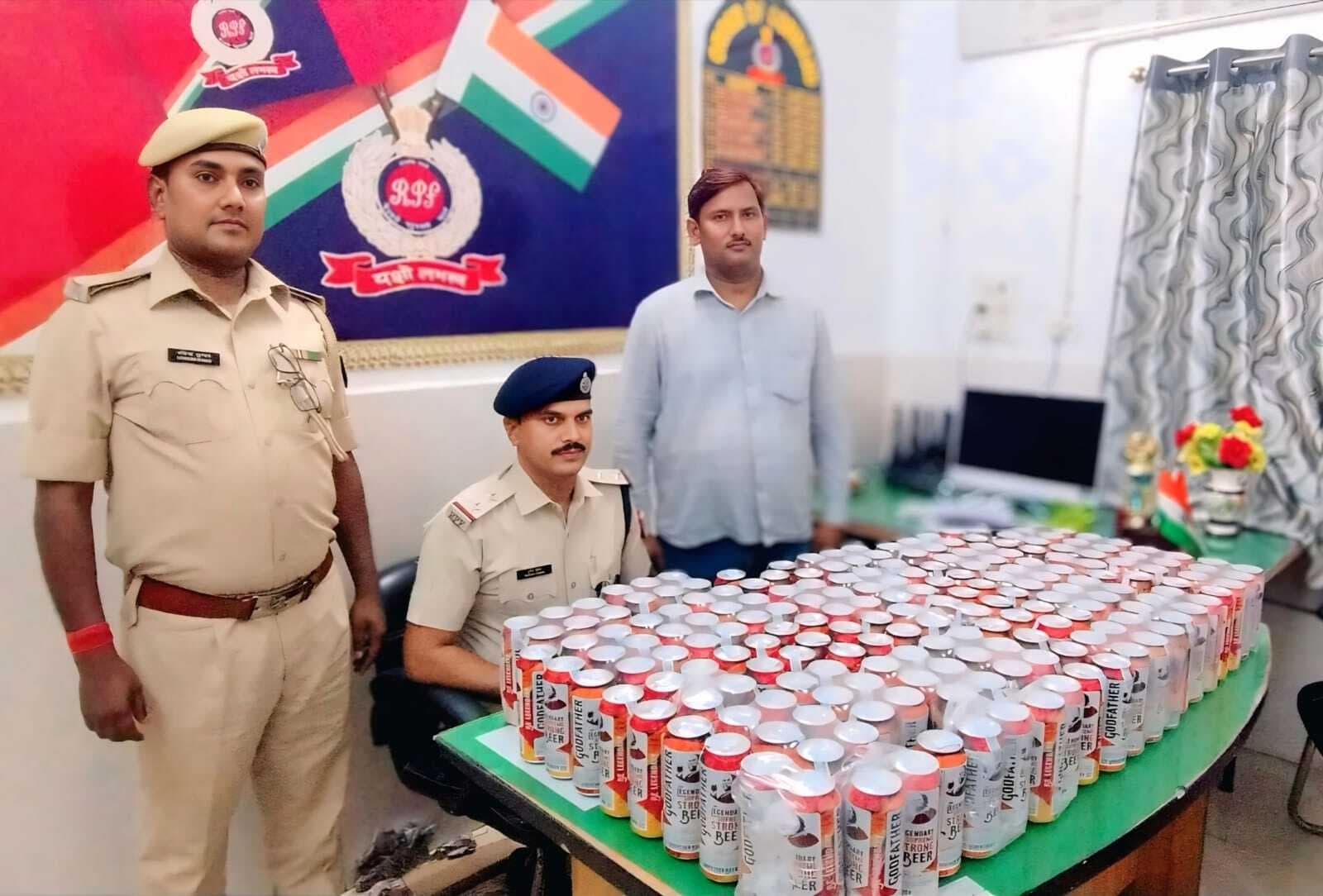 रेल पुलिस ने भारी मात्रा में अंग्रेजी शराब की बरामद