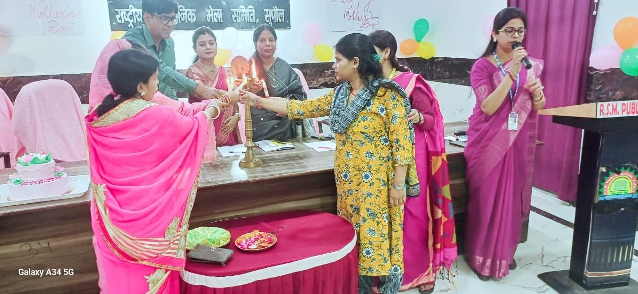 बच्चों और माताओं की प्रस्तुति ने जीता सबका दिल