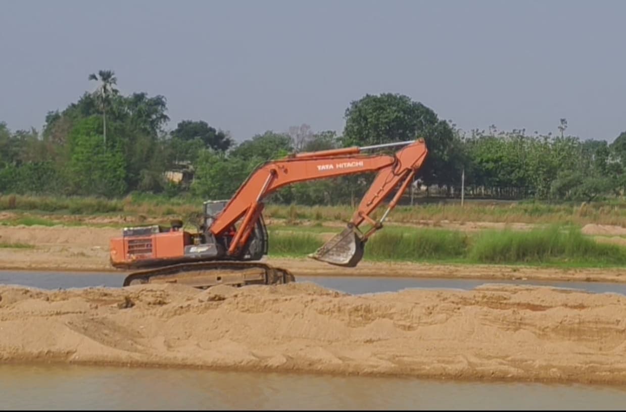 बालू खनन में नियमों की अनदेखी का आरोप, ग्रामीणों ने किया विरोध प्रदर्शन