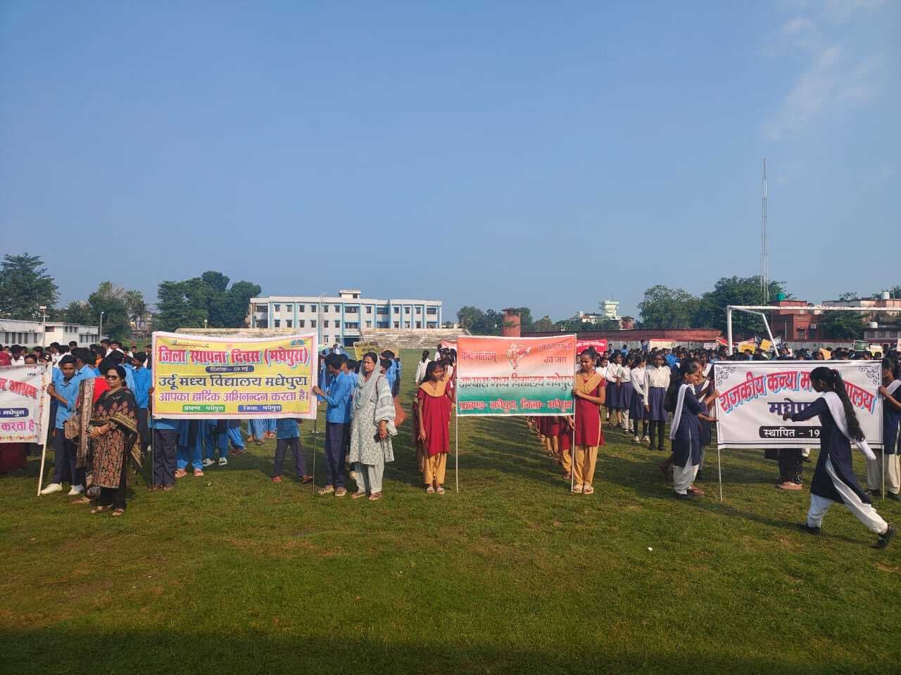 जिला स्थापना दिवस पर निकाली गयी प्रभात फेरी, जागरूकता नारों से जगाया विकास, स्वच्छता व गौरव का संदेश