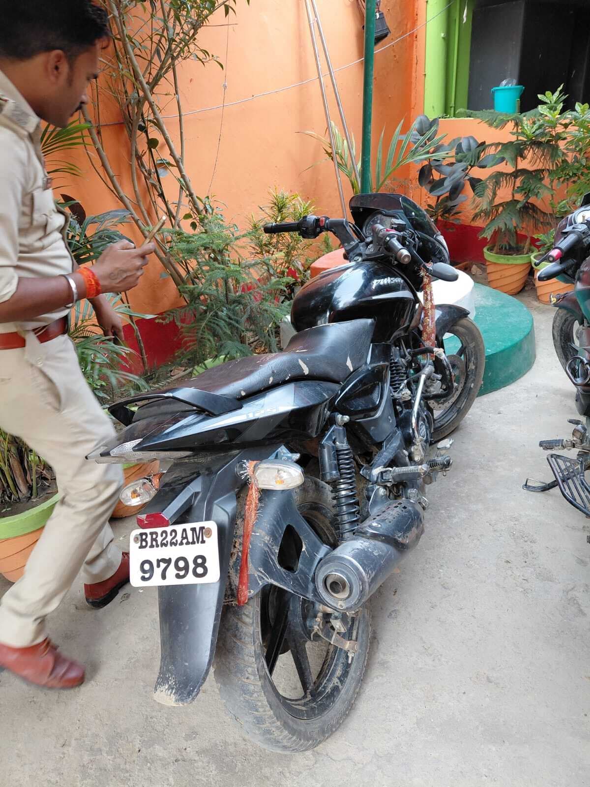 62 लीटर महुआ शराब के साथ बाइक जब्त, तस्कर फरार