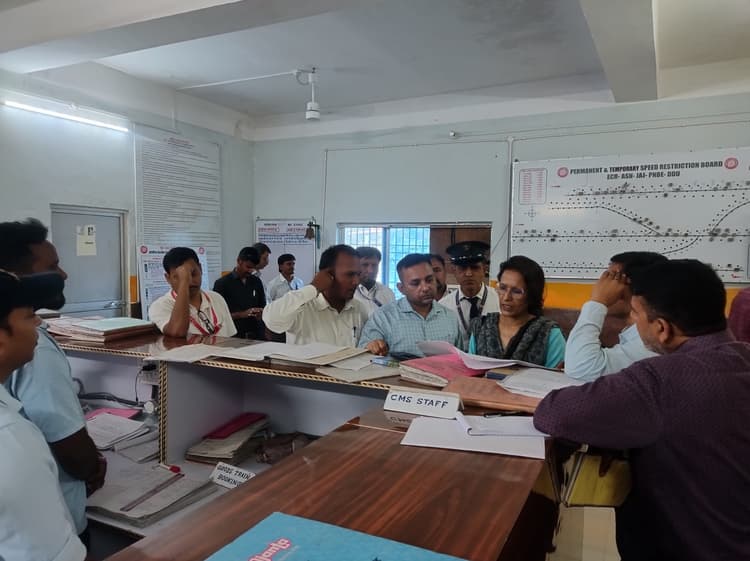 पीसीएमओ ने झाझा रेलवे स्टेशन का किया निरीक्षण, सुरक्षित परिचालन का लिया जायजा