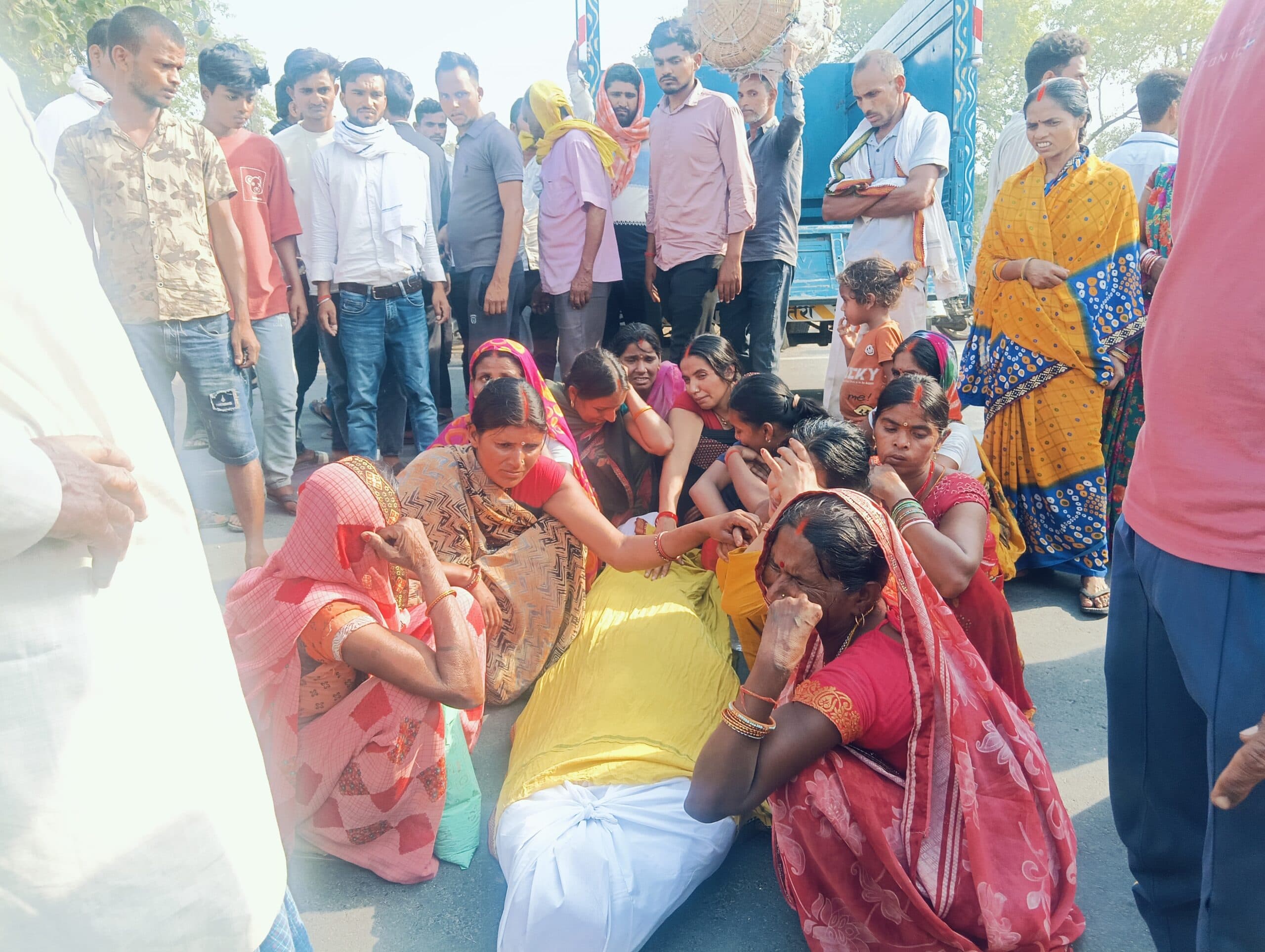 गया: ट्रांसफॉर्मर पर काम कर रहे ठेका कर्मी को लगा 440 वोल्ट का करेंट, गयी जान, गुस्साए लोगों ने किया गया-गोह मार्ग जाम