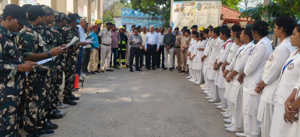 सदर अस्पताल में चिकित्सकों व स्वास्थ्यकर्मियों ने ली अग्नि सुरक्षा की शपथ