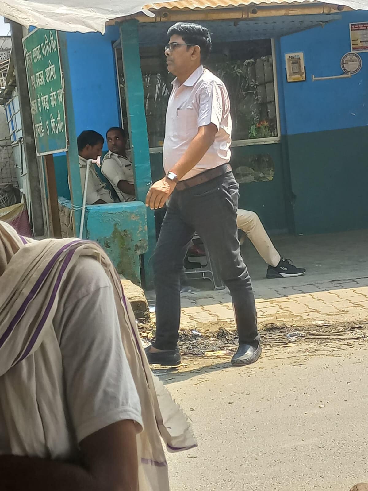 ड्रग इंसपेक्टर ने की दवा दुकान में छापेमारी