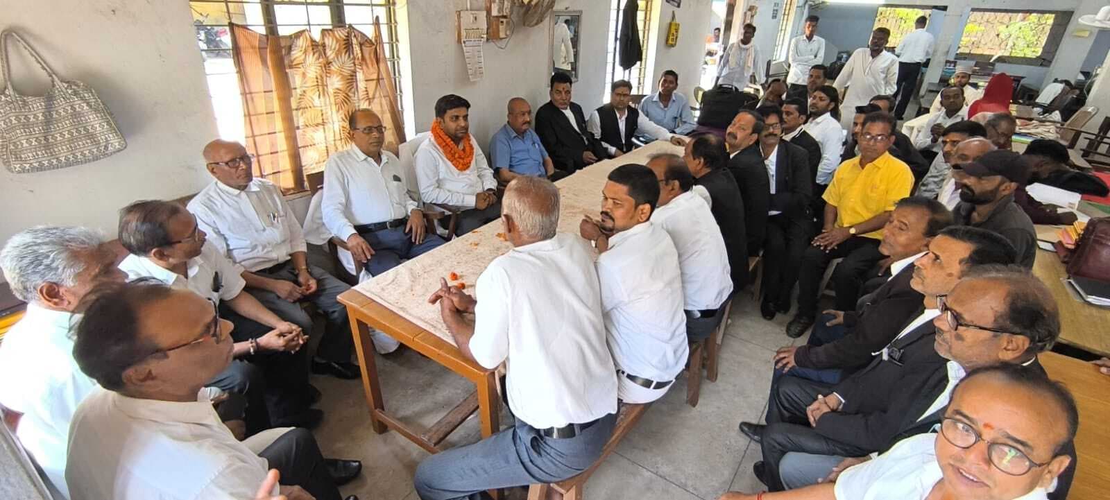 अधिवक्ताओं ने झारखंड बार काउंसिल के सदस्य को किया सम्मानित