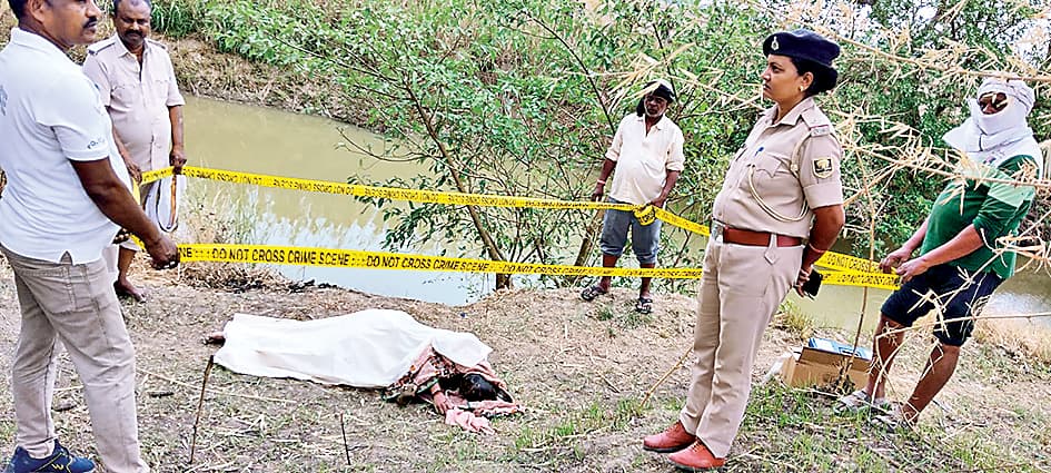 धर्मावती नदी के तट पर मिला युवती का अधजला शव