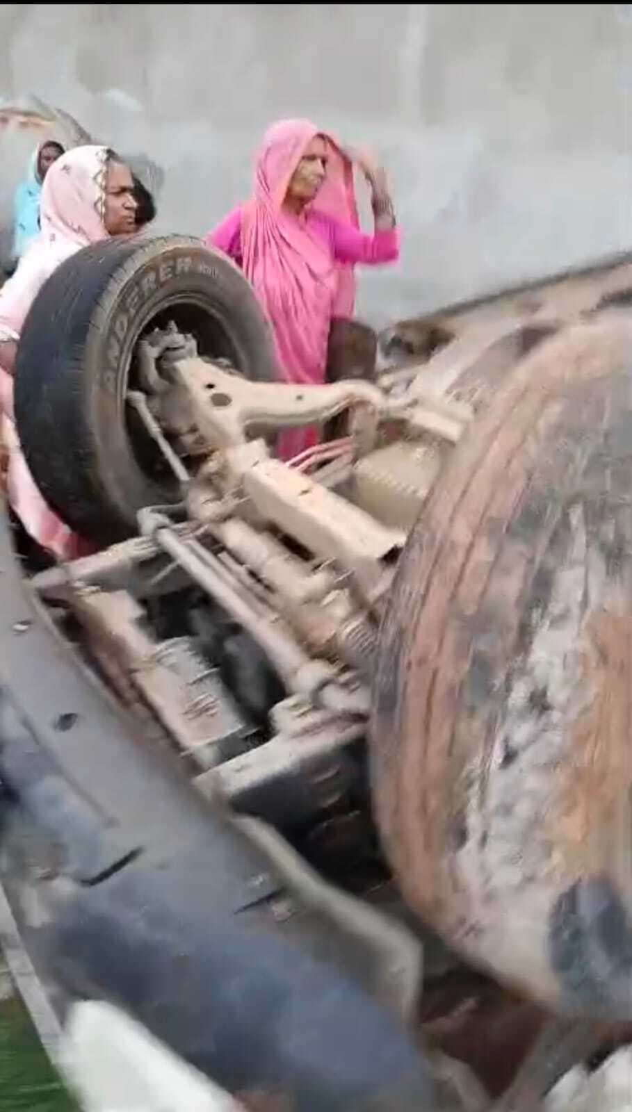मिरगा गांव में बारातियों से भरा स्कॉर्पियो पलटा, एक युवक की मौत, पांच गंभीर