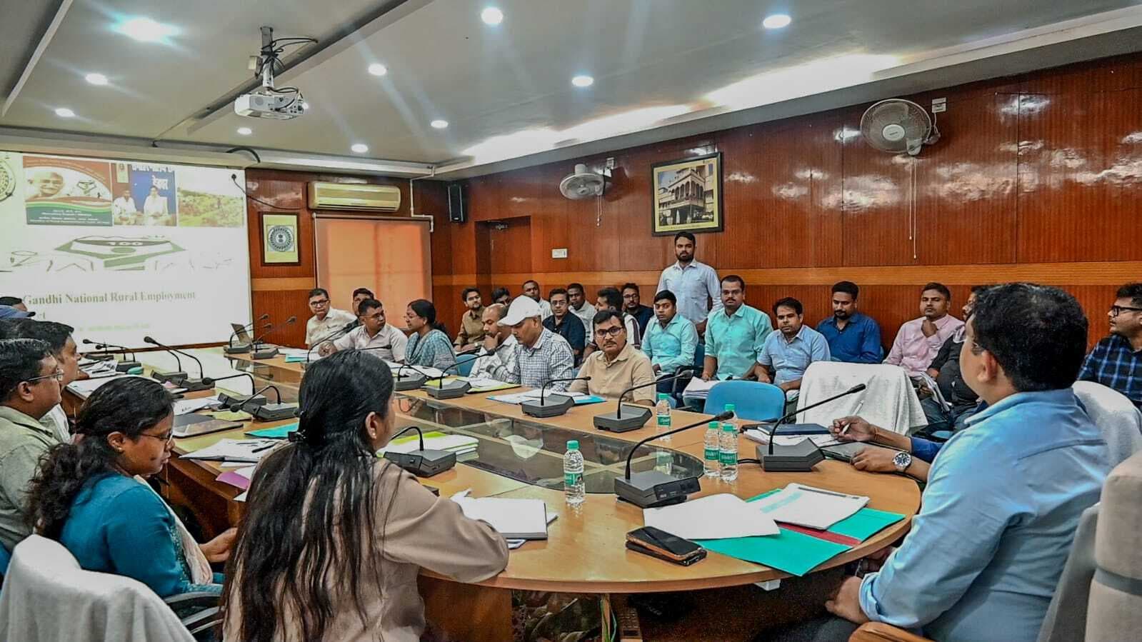 Deoghar News : योजनाओं में लापरवाही बर्दाश्त नहीं, कोताही पर होगी कार्रवाई : डीसी