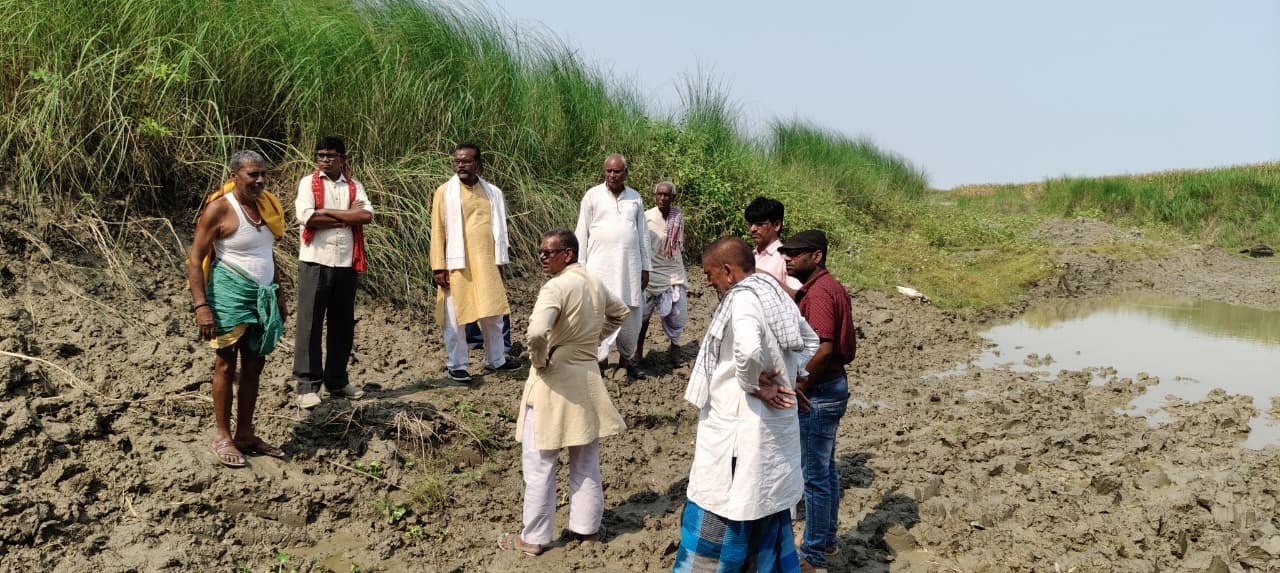 पैंकात स्लुइस गेट निर्माण में बरती जा रही अनियमितता, किसानों की बढ़ी चिंता
