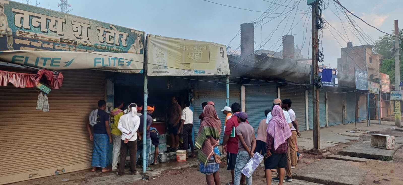 जिला परिषद मार्केट की किराना दुकान में लगी भीषण आग, लाखों की संपत्ति राख