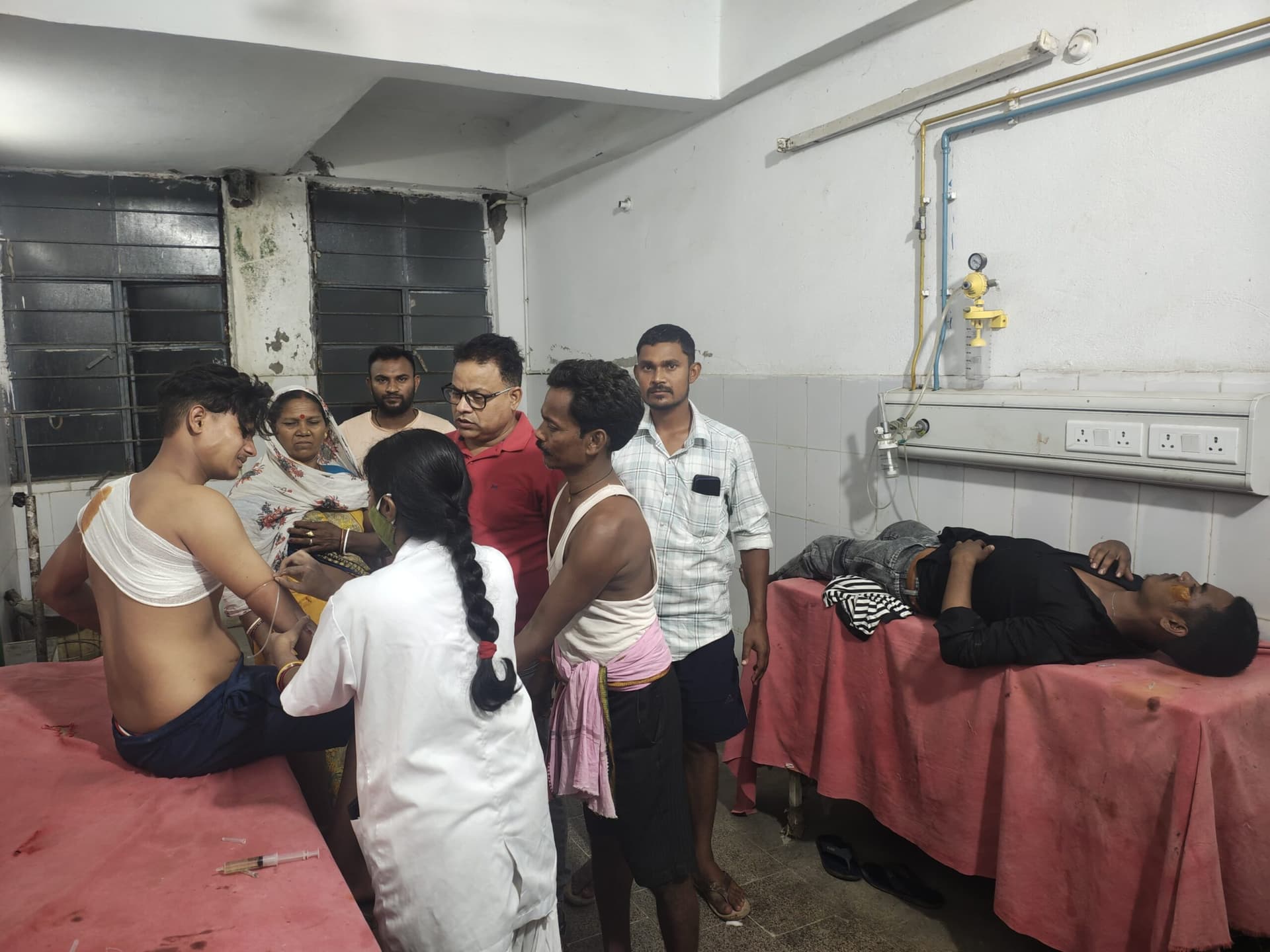 दुफेड़ा-एकम्बा मार्ग पर फिसलन से बाइक दुर्घटनाग्रस्त, दो युवक घायल
