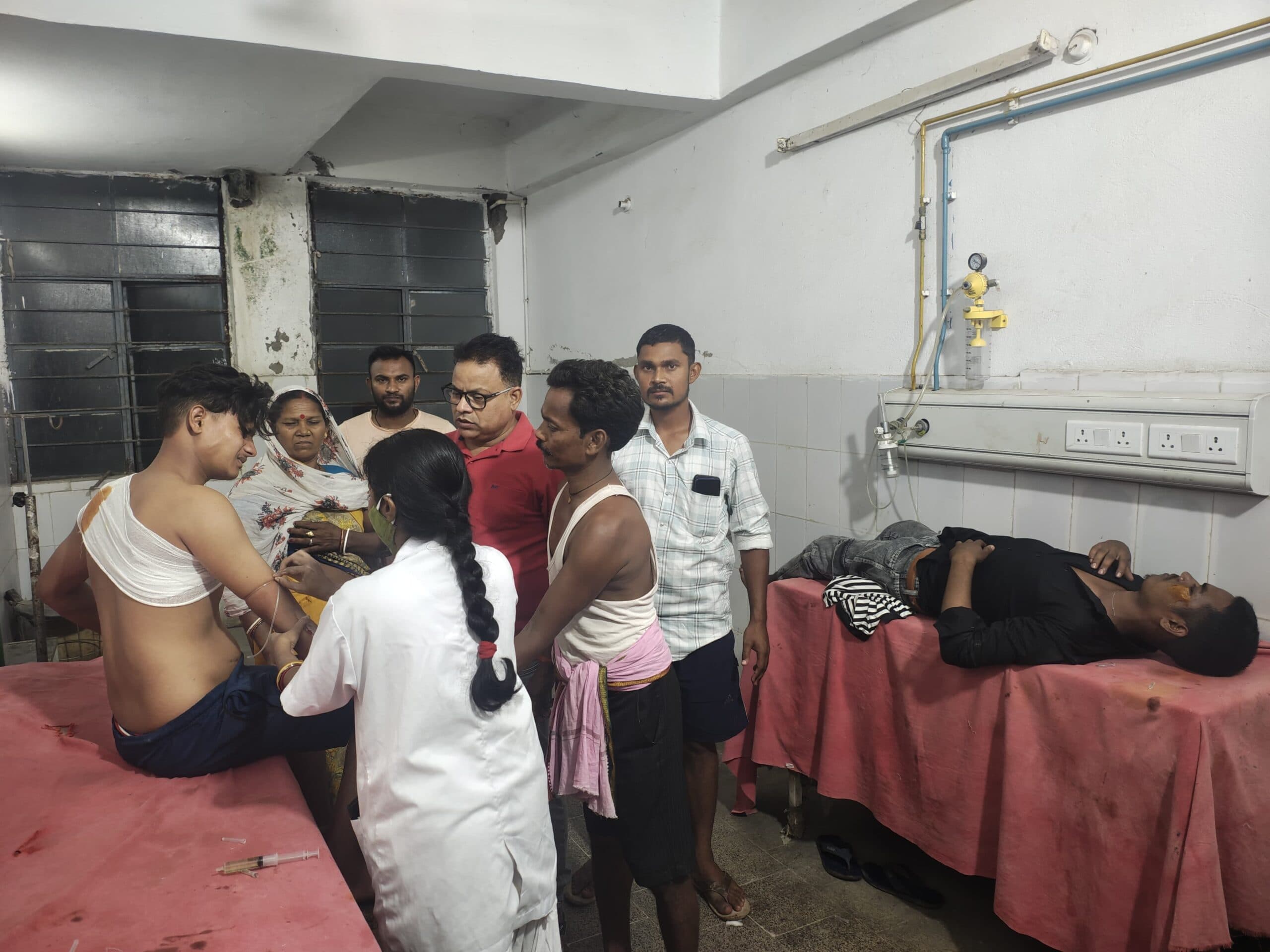दुफेड़ा-एकम्बा मार्ग पर फिसलन से बाइक दुर्घटनाग्रस्त, दो युवक घायल