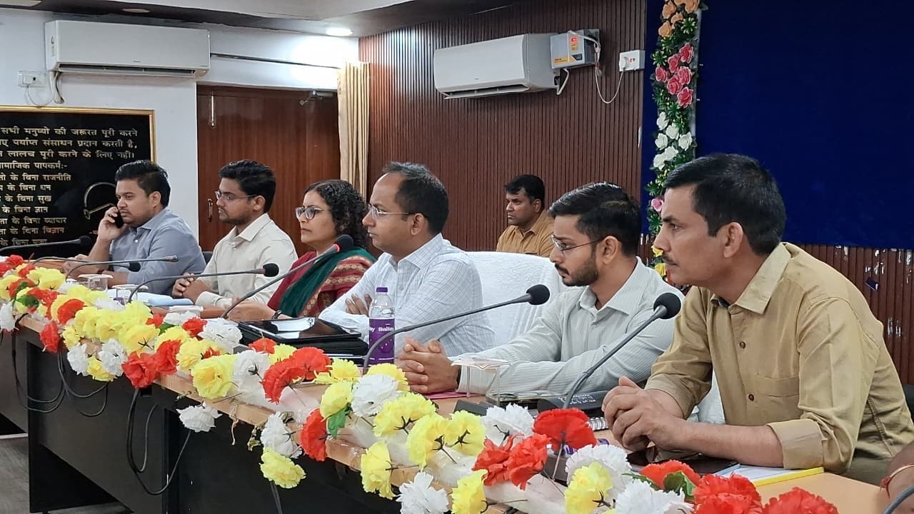 रजौली और अकबरपुर में जनगणना कार्य की धीमी प्रगति पर डीएम नाराज