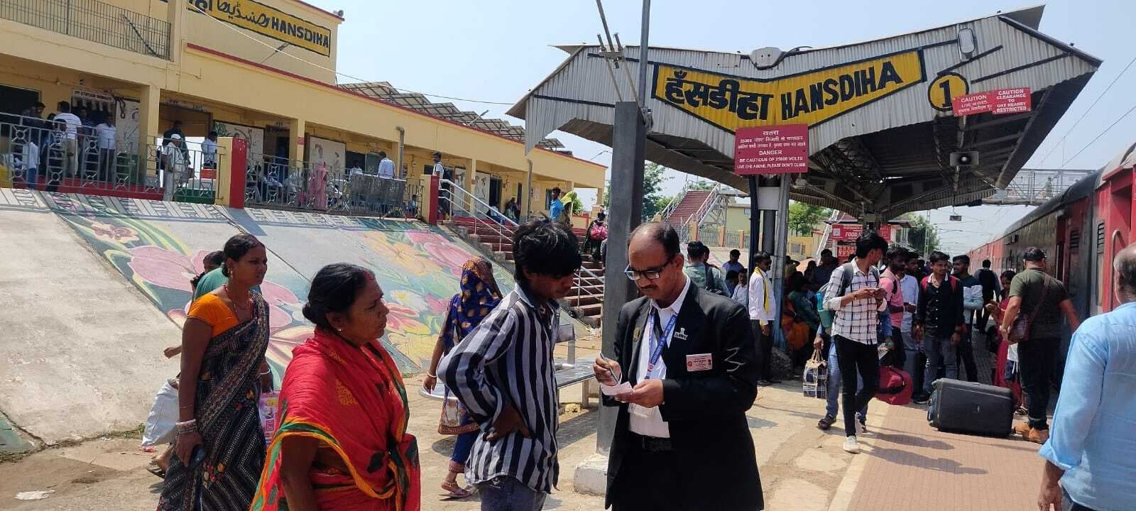 भागलपुर–गोड्डा रेलखंड में चला सघन टिकट जांच अभियान, पकड़े गये 65 यात्री
