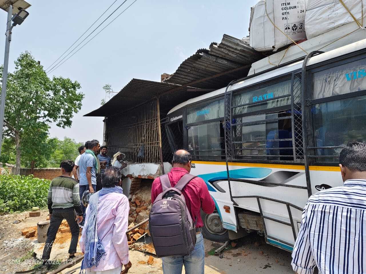 Giridih News :पचंबा-जमुआ रोड पर अनियंत्रित बस होटल में घुसी, दो घायल