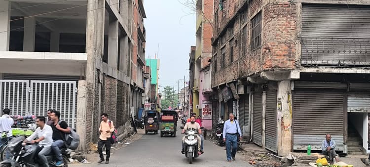 Giridih News :झारखंड बिल्डिंग बायलॉज का उल्लंघन कर गिरिडीह शहर में बनाये जा रहे हैं भवन