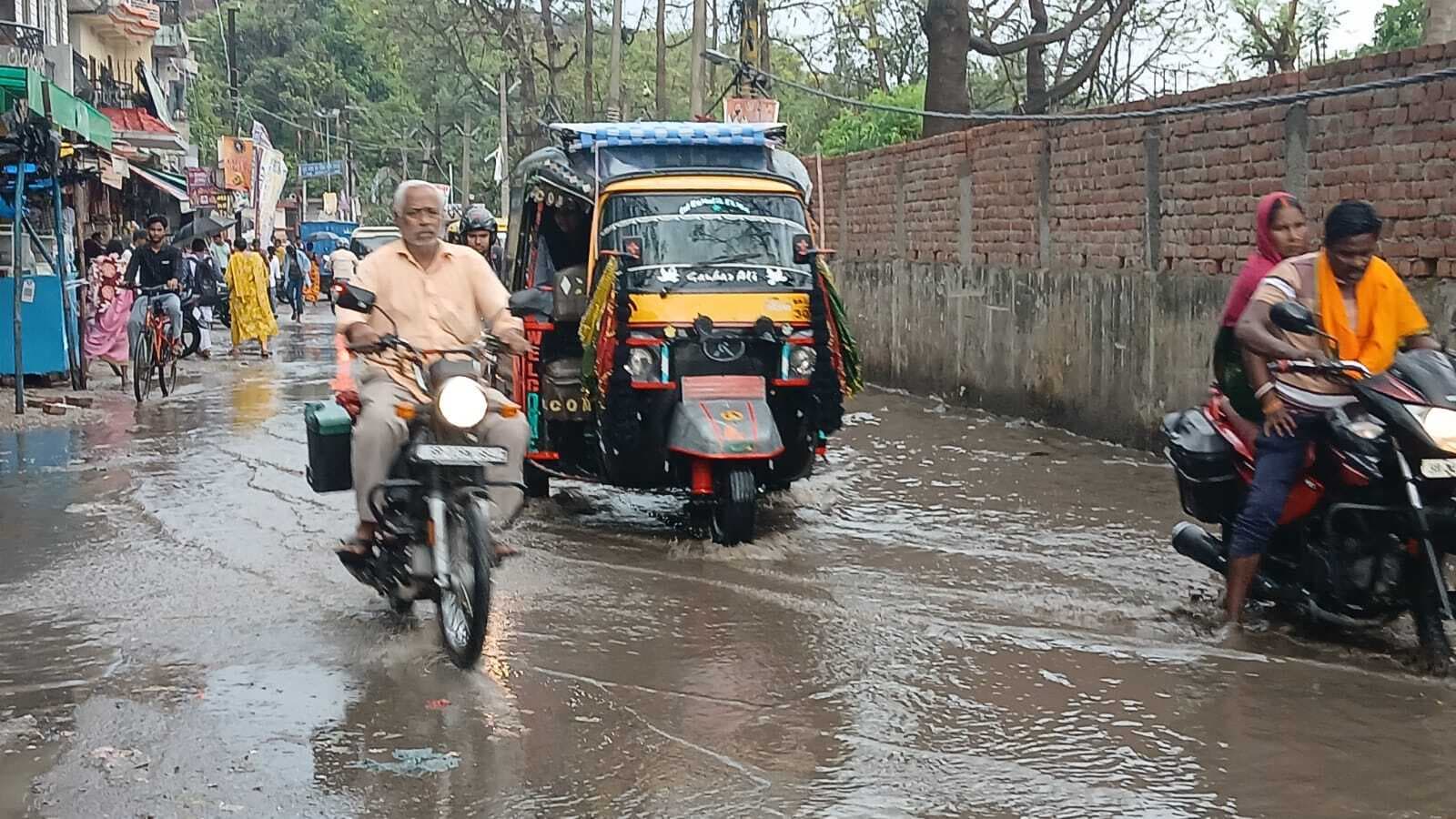 55 kmph की आंधी और मूसलाधार बारिश ने गया में बरपाया कहर, उड़ीं छतें, 3 दिनों के लिए येलो अलर्ट