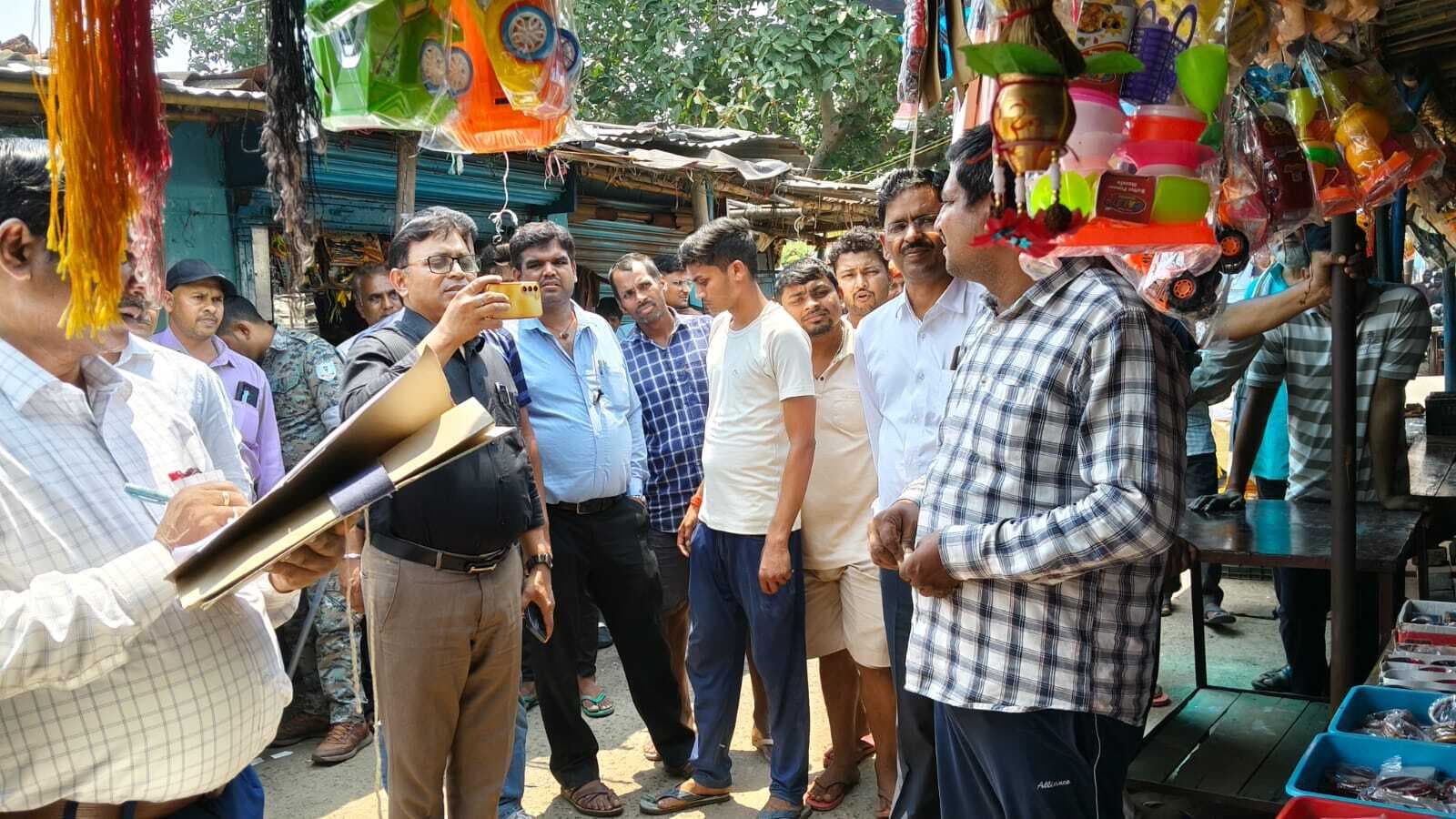 Giridih News :तीन सदस्यीय टीम ने झारखंडधाम में अतिक्रमण का जायजा लिया