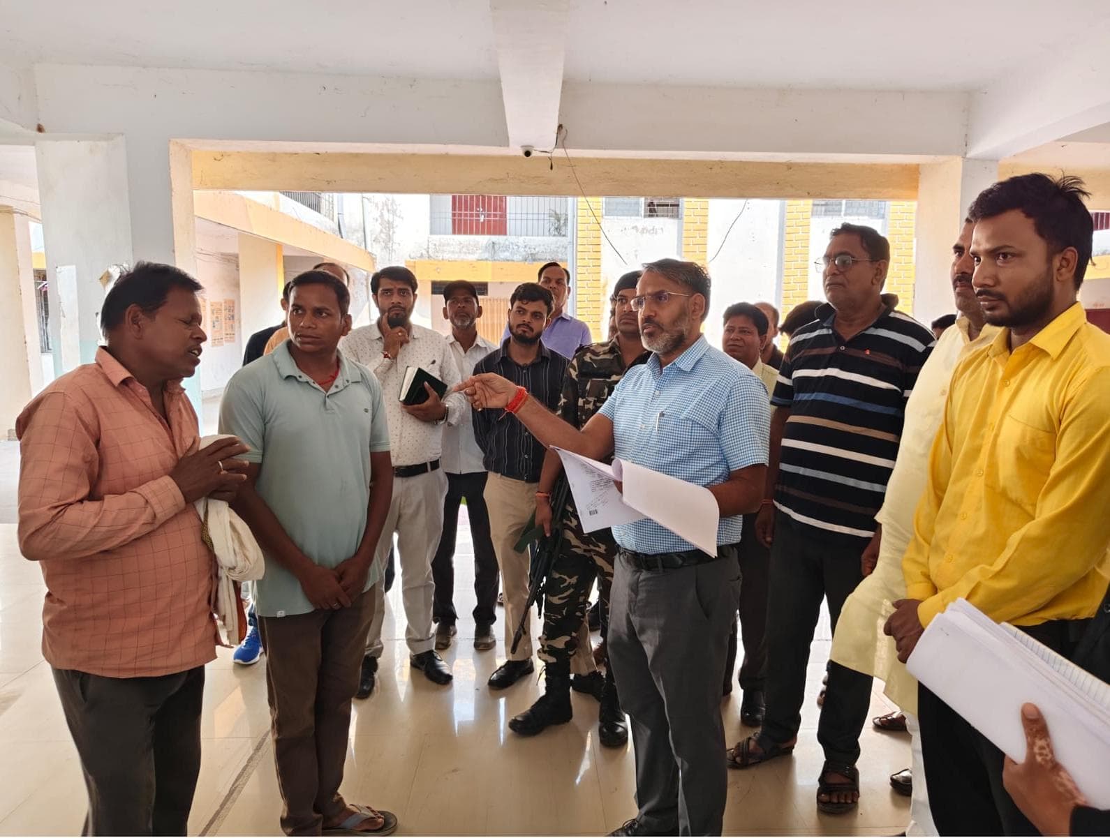 Giridih News :डीसी ने किया बेंगाबाद प्रखंड कार्यालय का निरीक्षण, गायब मिले अधिकांश कर्मी