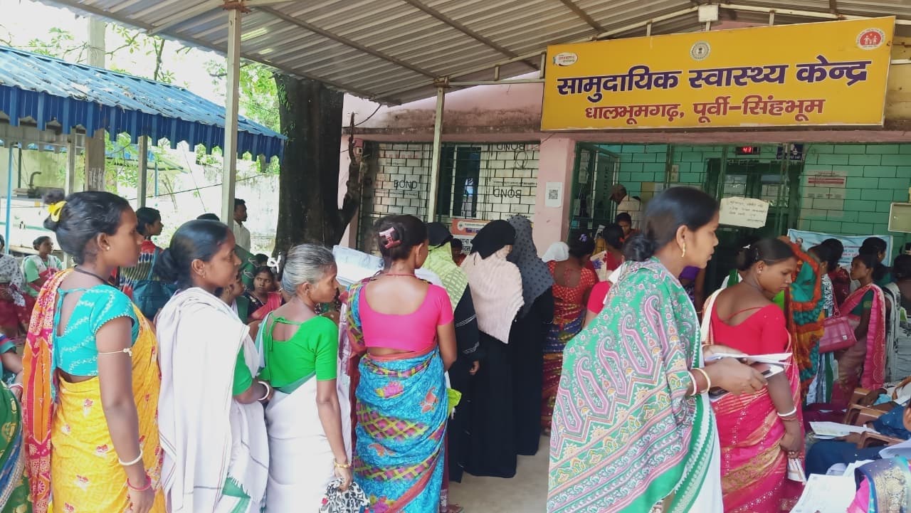 East Singhbhum News : धूप में घंटों खड़ी रहीं 150 गर्भवती महिलाएं, निरीक्षण में बिफरे एसडीओ