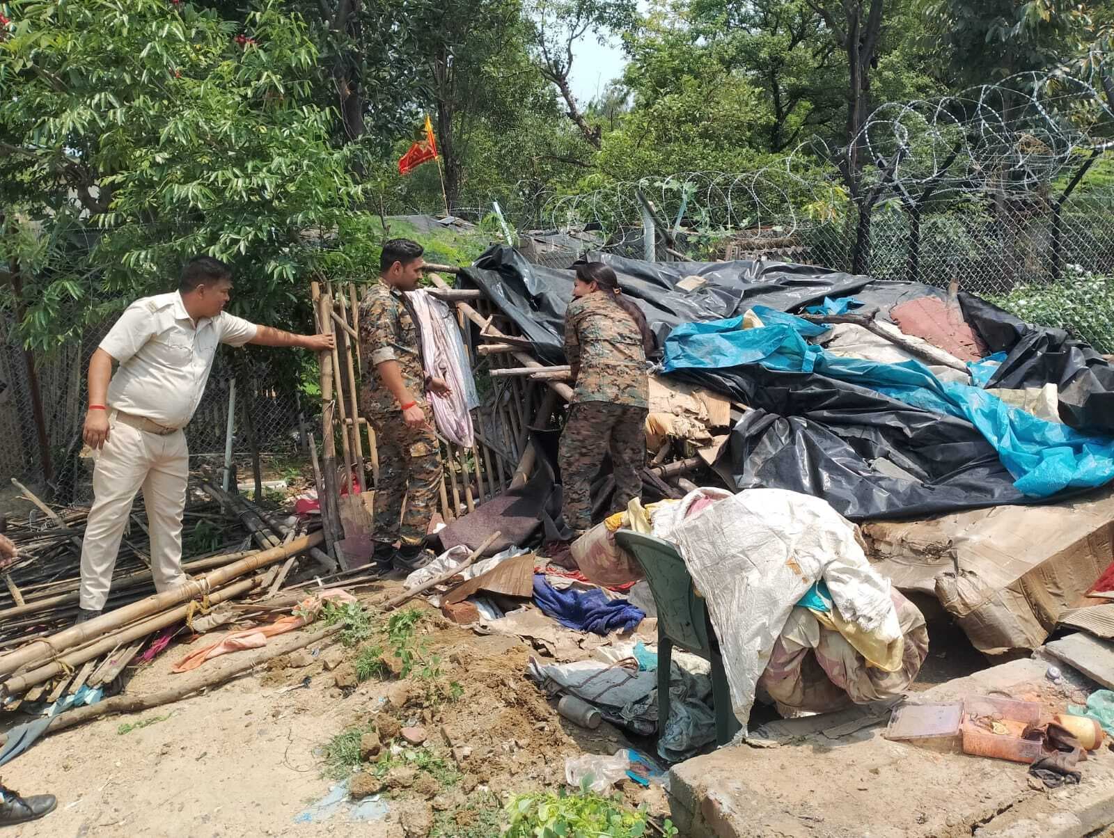 Dhanbad News: अस्थायी निर्माण ध्वस्त, खाली करने का नोटिस