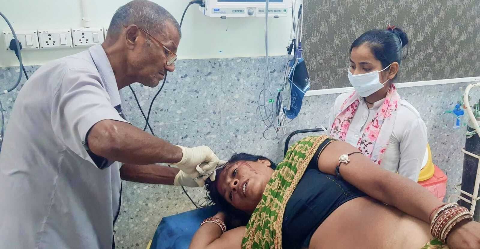 BANKA : ससुरालवालों ने महिला के साथ की मारपीट, सीएचसी में भर्ती