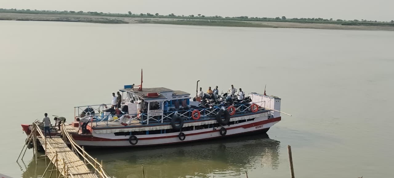 BHAGALPUR : कहलगांव–तीनटंगा फेरी घाट पर बढ़ा दबाव, यात्रियों की उमड़ रही भीड़