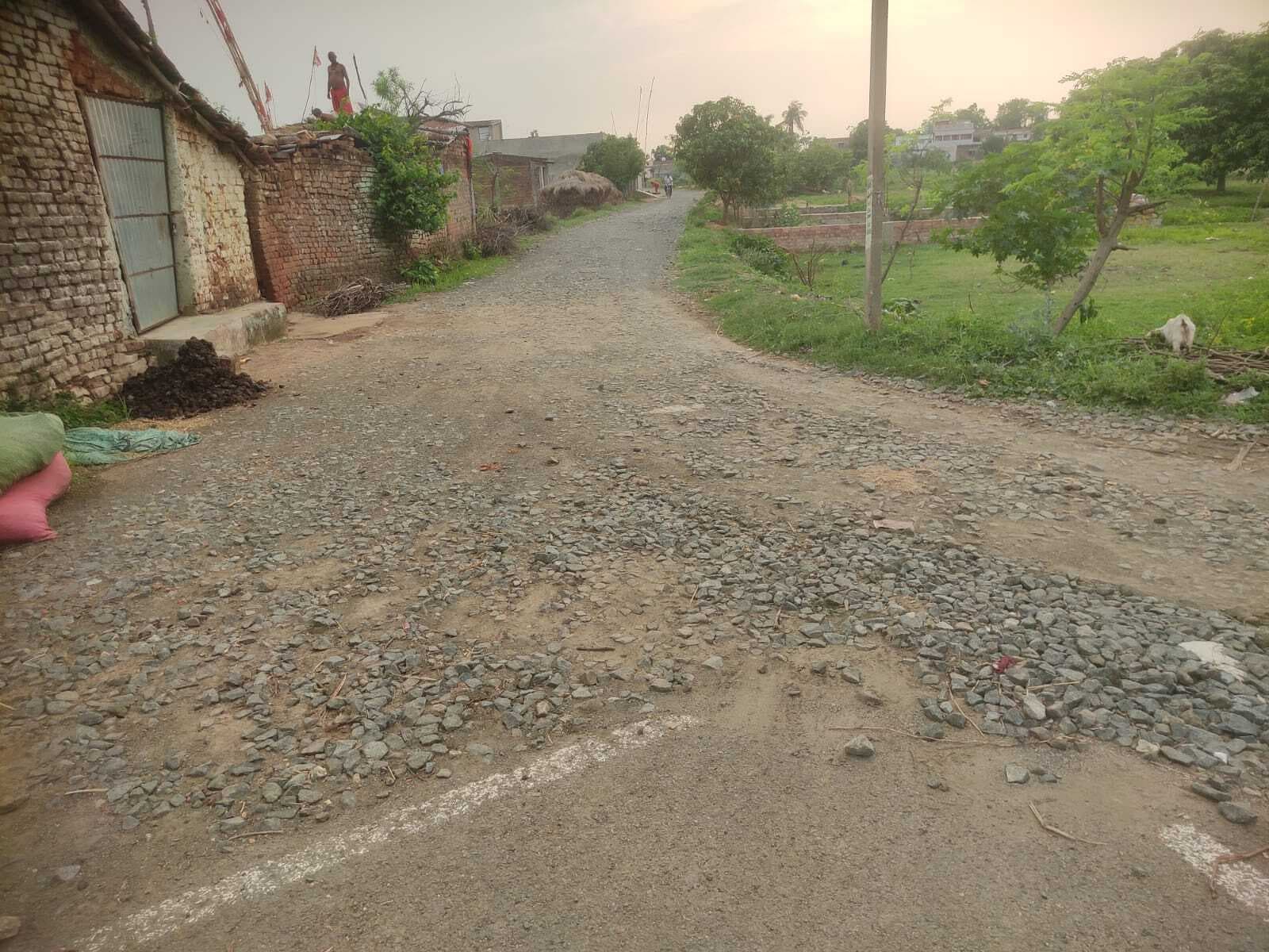 BANKA : राशि के आवंटन के अभाव में सड़क निर्माण कार्य अधूरा , ग्रामीणों में आक्रोश