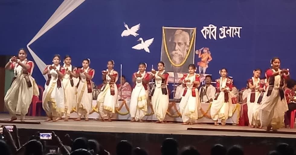 PURNIA : जदि तोर डाक शुने केउ ना आसे, तबे एकला चलो रे... के मधुर स्वर से गूंज उठी दुर्गाबाड़ी