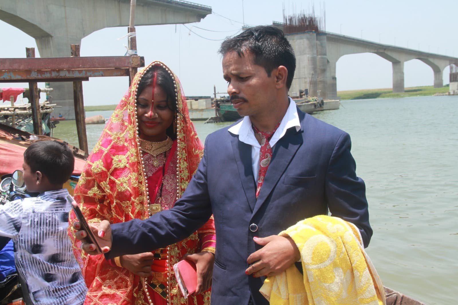 BHAGALPUR : विक्रमशिला पुल हादसा के बहाने नवदंपती कर रहे गंगा विहार, एक टीस के साथ लुत्फ भी