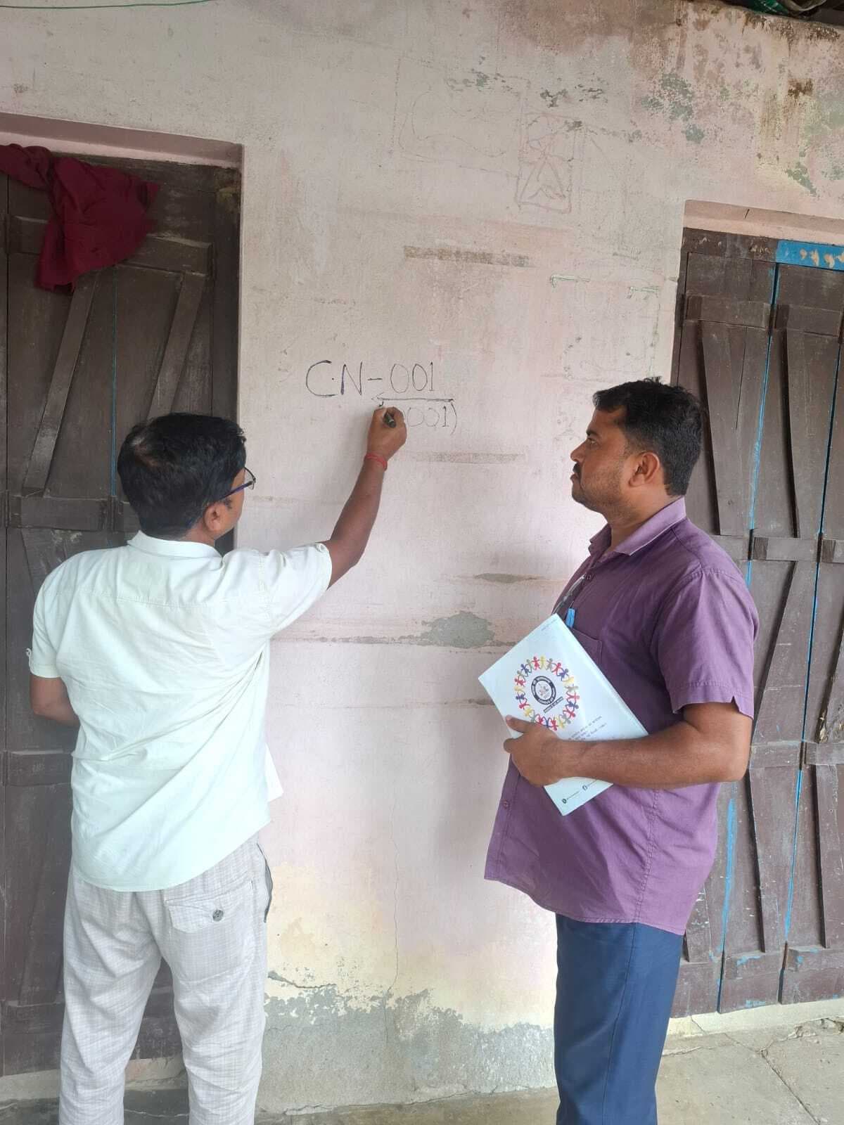ARARIA : घर घर जाकर मकानों की गणना कर सूचीबद्ध कर रहे कर्मी