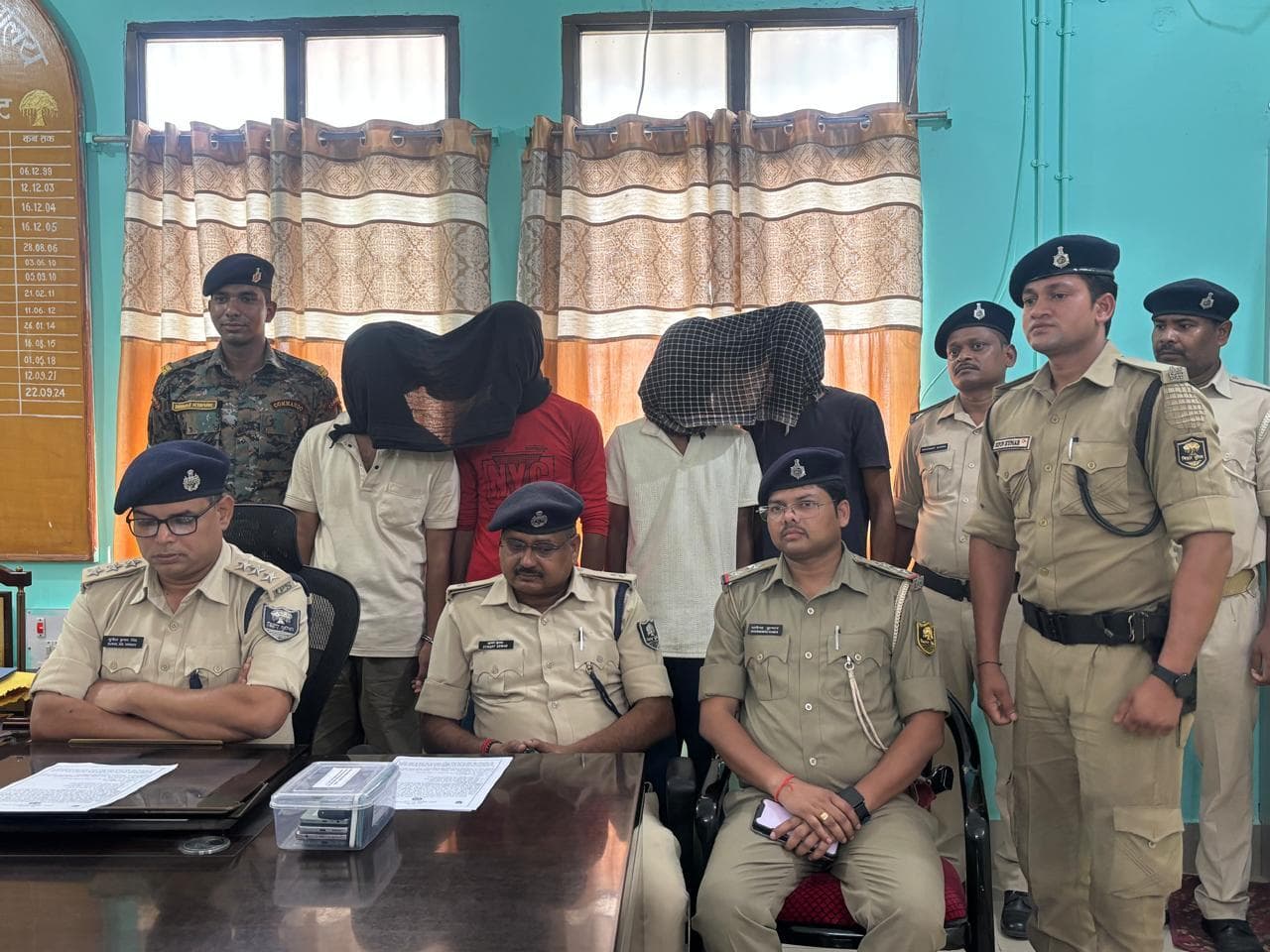 चारधाम यात्रा के नाम पर बड़ा फर्जीवाड़ा : हेलीकॉप्टर बुकिंग का झांसा देकर लूट रहे थे पैसे, नालंदा में चार साइबर ठग अरेस्ट