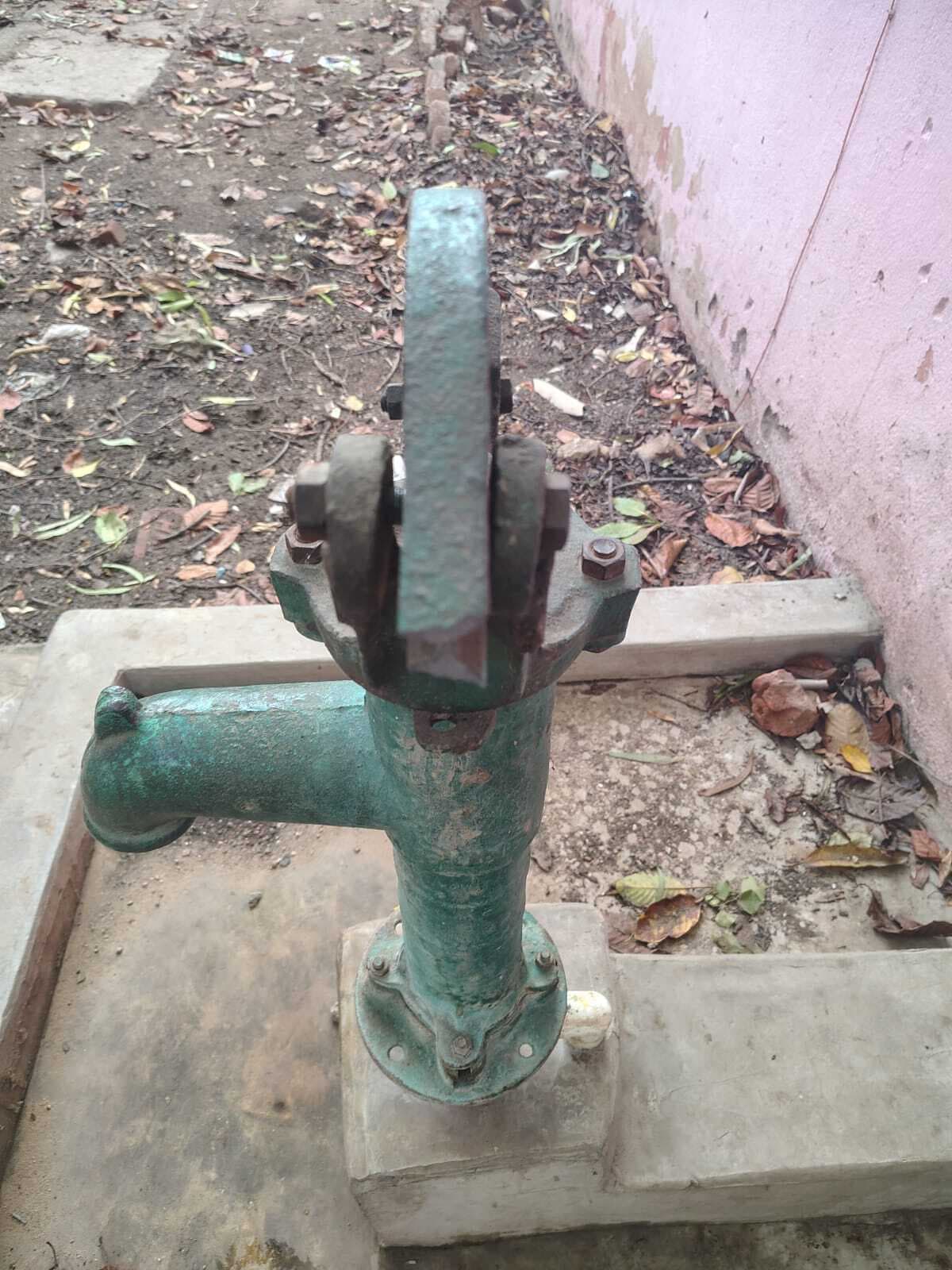 विद्यालय में चोरी व तोड़फोड़ से शिक्षक परेशान
