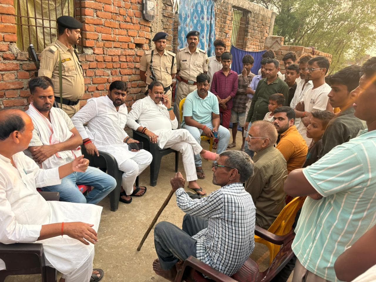 सड़क हादसे के पीड़ित परिवारों से मिले विधायक, मदद का दिया भरोसा