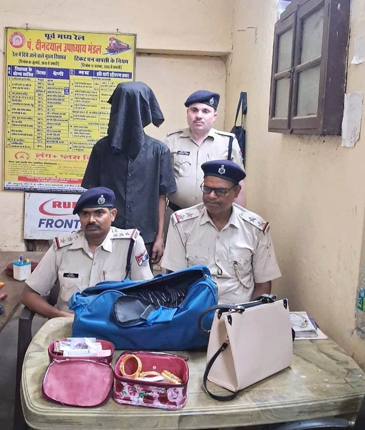 आरपीएफ ने डेढ़ घंटे में ट्रॉली बैग चोर को सामान सहित दबोचा