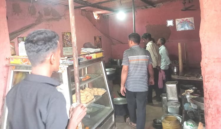 होटल में आठवीं बार चोरी, रुपये व मिठाई ले गये चोर