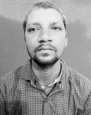 पेड़ से गिरकर युवक की मौत, परिवार में मचा कोहराम