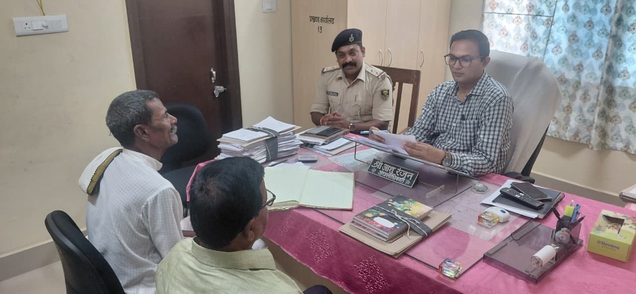 जनता दरबार में भूमि विवादों की सुनवाई, चार मामलों का ऑन-द-स्पॉट निष्पादन