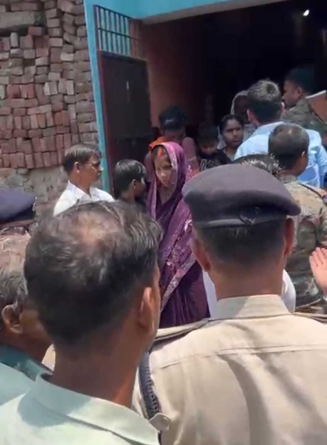 धर्मांतरण के आरोप में धार्मिक स्थल पर हंगामा, पुलिस ने कराया खाली